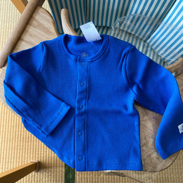 PETIT BATEAU(プチバトー)のプチバトー　ブルー　リブ編みカーディガン キッズ/ベビー/マタニティのベビー服(~85cm)(カーディガン/ボレロ)の商品写真