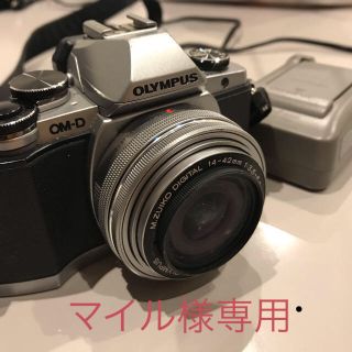 オリンパス(OLYMPUS)の【マイル様専用】OLYMPUS OM−D E−M10  シルバー【ジャンク】(ミラーレス一眼)