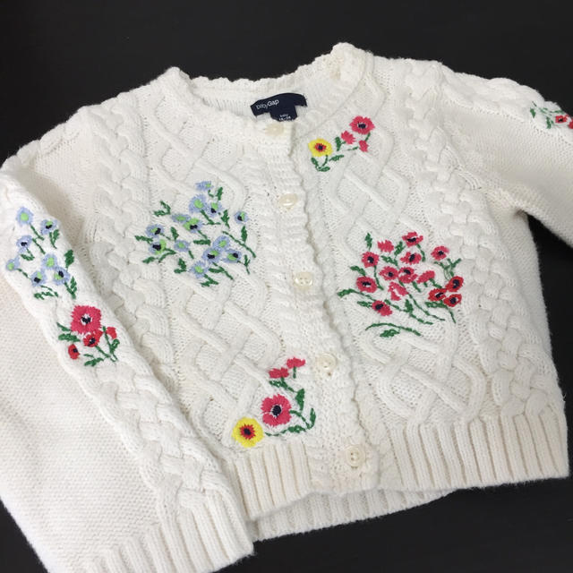 babyGAP(ベビーギャップ)のお値下げしました！babygap♡花柄　刺繍 カーディガン 80〜90♡白 キッズ/ベビー/マタニティのベビー服(~85cm)(カーディガン/ボレロ)の商品写真