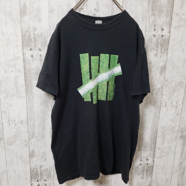 UNDEFEATED(アンディフィーテッド)の【UNDEFEATED アンディフィーテッド】Tシャツ デカロゴ メンズのトップス(Tシャツ/カットソー(半袖/袖なし))の商品写真