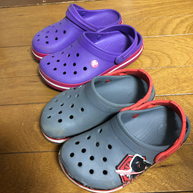 crocs(クロックス)のクロックス　キッズサンダル2足 キッズ/ベビー/マタニティのキッズ靴/シューズ(15cm~)(サンダル)の商品写真