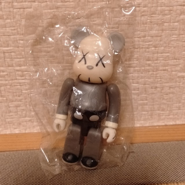 ベアブリック
100% 　KAWS