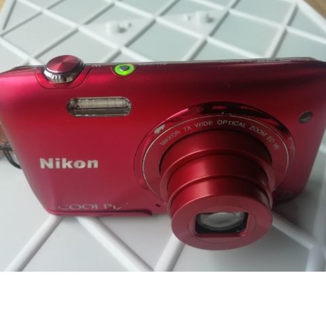Nikon(ニコン)の中古品NIKON COOLPIX S3500　純正レザーケースストラップ付属有 スマホ/家電/カメラのカメラ(コンパクトデジタルカメラ)の商品写真