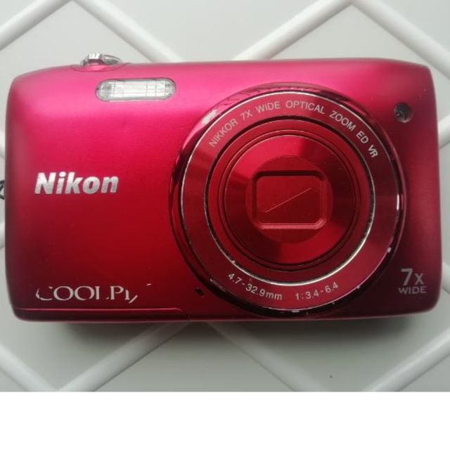 Nikon(ニコン)の中古品NIKON COOLPIX S3500　純正レザーケースストラップ付属有 スマホ/家電/カメラのカメラ(コンパクトデジタルカメラ)の商品写真