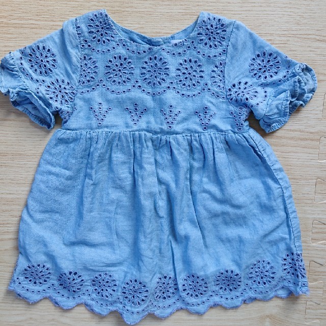 ZARA KIDS(ザラキッズ)のZARAbaby 刺繍 ワンピ ブルー デニム 86 12-18m キッズ/ベビー/マタニティのベビー服(~85cm)(ワンピース)の商品写真