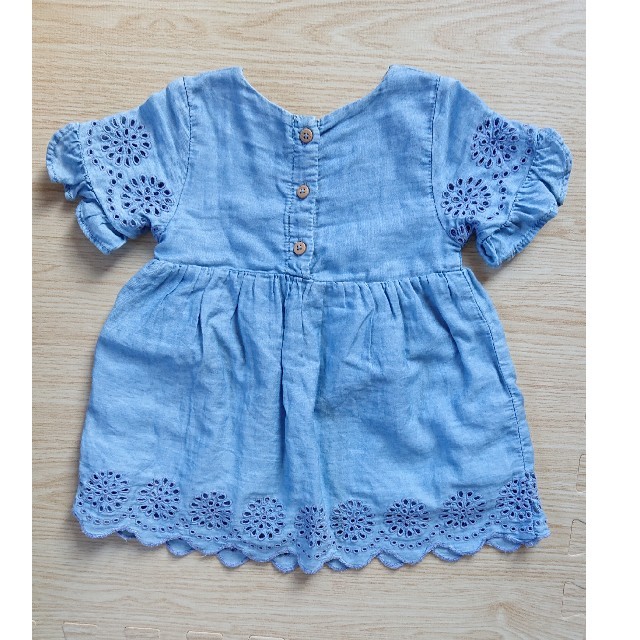 ZARA KIDS(ザラキッズ)のZARAbaby 刺繍 ワンピ ブルー デニム 86 12-18m キッズ/ベビー/マタニティのベビー服(~85cm)(ワンピース)の商品写真