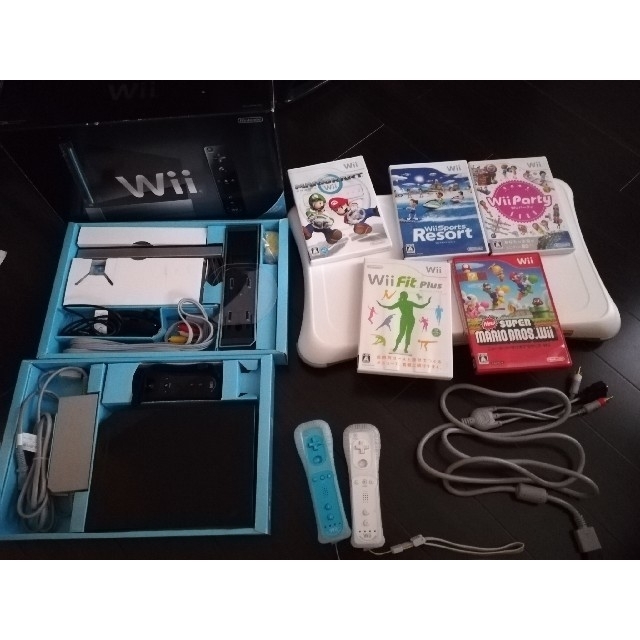 Wii(ウィー)のWii本体・バランスボード・ソフトセット エンタメ/ホビーのゲームソフト/ゲーム機本体(家庭用ゲーム機本体)の商品写真