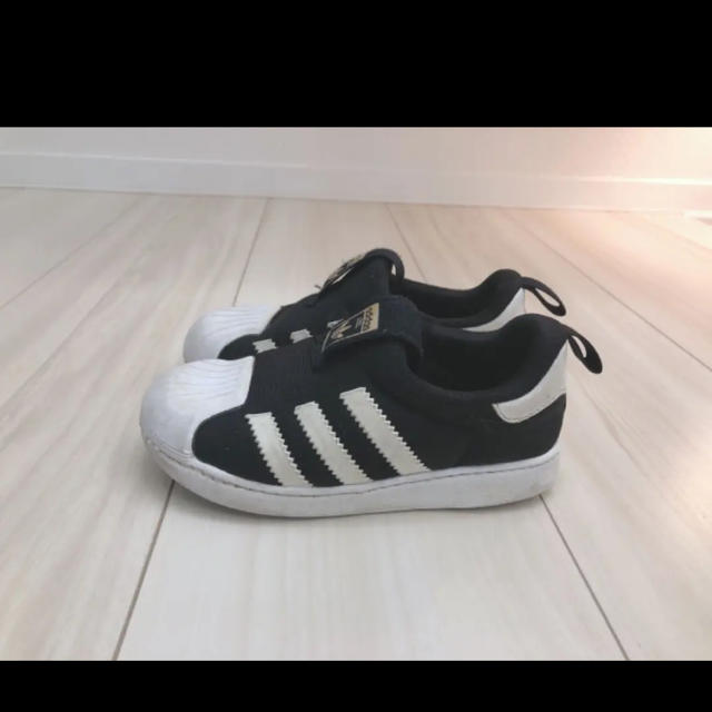 adidas(アディダス)のアディダススニーカー キッズ/ベビー/マタニティのキッズ靴/シューズ(15cm~)(スニーカー)の商品写真