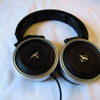 AKG tiest DJ ヘッドホン(ヘッドフォン/イヤフォン)