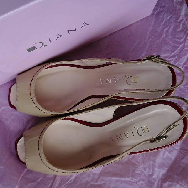 DIANA(ダイアナ)の《値下げしました》オープントゥ エナメルサンダル(ダイアナ) レディースの靴/シューズ(サンダル)の商品写真