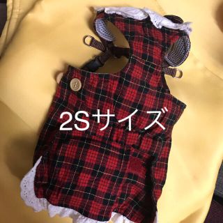 犬服 胴輪付き ２Sサイズ 赤チェック柄 レース襟付き(犬)