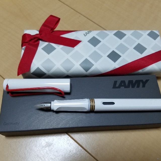 最新作得価 LAMY - ラミー サファリ 白赤 日本限定 LAMY 万年筆の通販 by 山しょう's shop｜ラミーならラクマ 在庫大人気
