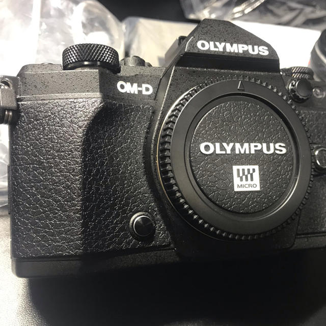 OLYMPUS(オリンパス)のOLYMPUS OM-D EM5 ᎷarkⅡ レンズキット 極美品 スマホ/家電/カメラのカメラ(ミラーレス一眼)の商品写真