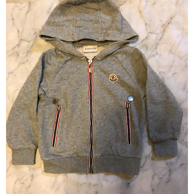 MONCLER(モンクレール)のモンクレール　フード  パーカー　100〜110 キッズ/ベビー/マタニティのキッズ服男の子用(90cm~)(Tシャツ/カットソー)の商品写真