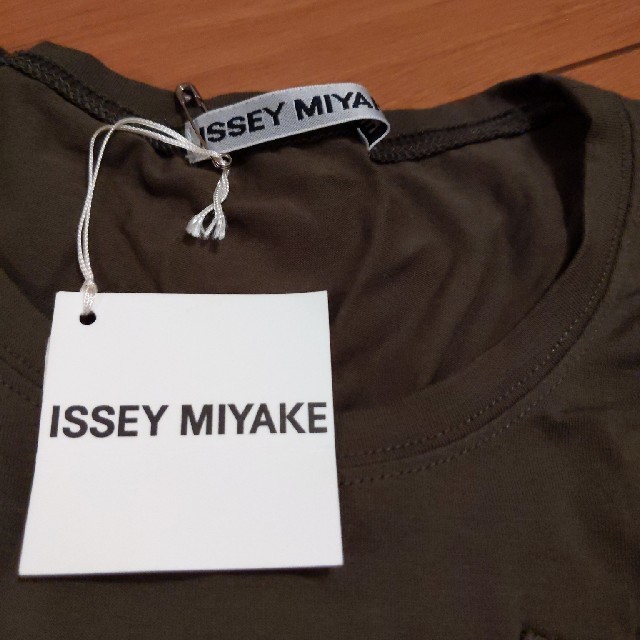 ISSEY MIYAKE(イッセイミヤケ)の【タグ付新品未使用】ISSEY MIYAKE /トップス レディースのトップス(カットソー(半袖/袖なし))の商品写真