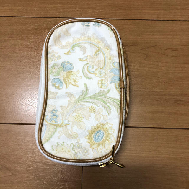 LAURA ASHLEY(ローラアシュレイ)の【新品未使用】ローラアシュレイ　ポーチ レディースのファッション小物(ポーチ)の商品写真