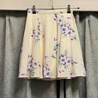 スナイデル(SNIDEL)の新品♡ スナイデル 花柄 スカート アイボリー 白 春 夏(ひざ丈スカート)