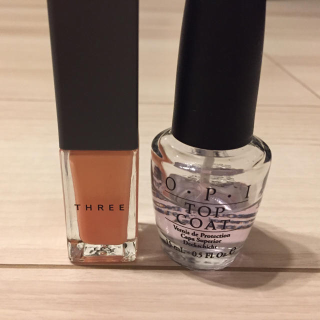 THREE(スリー)の【セット】THREE  02 マニキュア & OPI トップコート コスメ/美容のネイル(ネイルトップコート/ベースコート)の商品写真