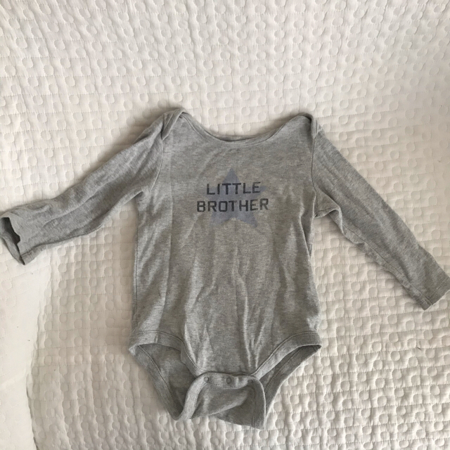 babyGAP(ベビーギャップ)の80 GAP グレー　ロンパース キッズ/ベビー/マタニティのベビー服(~85cm)(ロンパース)の商品写真