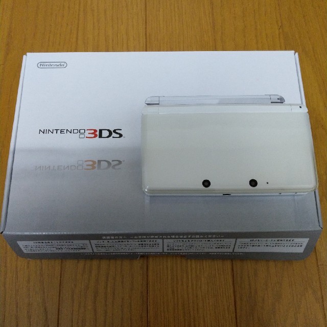 ニンテンドー3DS 本体　ホワイト エンタメ/ホビーのゲームソフト/ゲーム機本体(携帯用ゲーム機本体)の商品写真