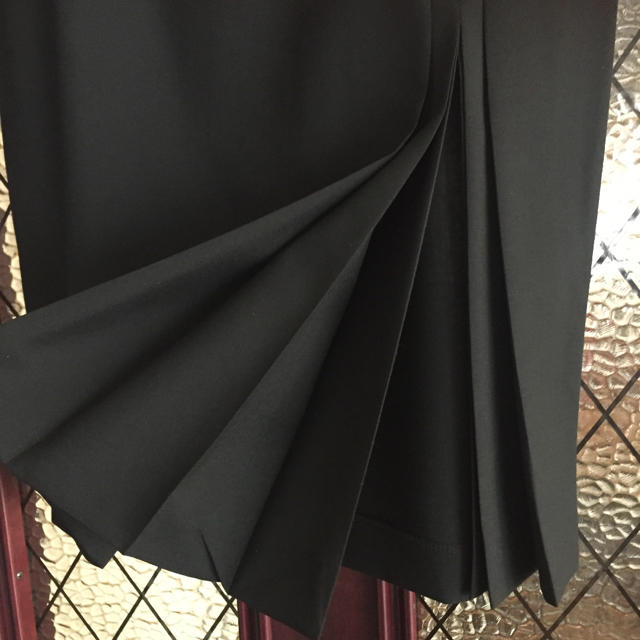 Dior(ディオール)のクリスチャンディオール、プリーツスリット入りスカート、美シルエット レディースのスカート(ひざ丈スカート)の商品写真
