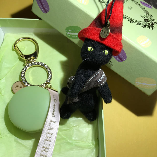 LADUREE(ラデュレ)のLADUREE &BONBON storeキーホルダー2点セット レディースのファッション小物(キーホルダー)の商品写真