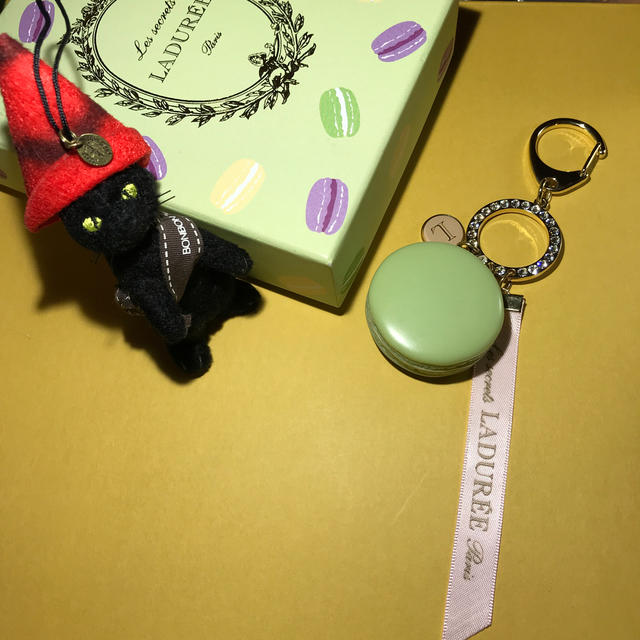 LADUREE(ラデュレ)のLADUREE &BONBON storeキーホルダー2点セット レディースのファッション小物(キーホルダー)の商品写真