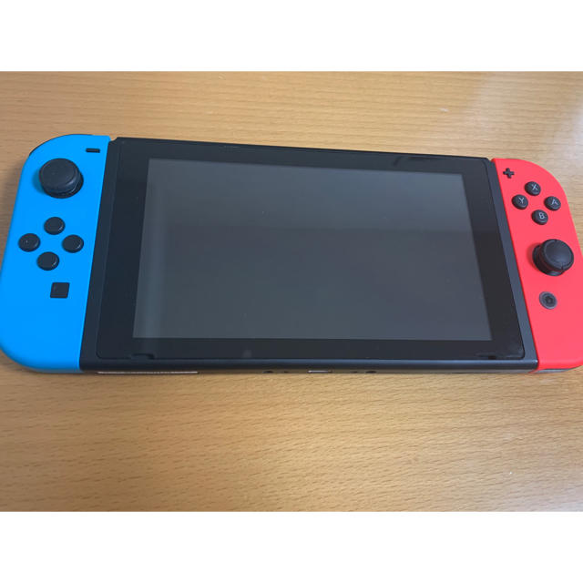 Nintendo Switch(ニンテンドースイッチ)の【早い者勝ち】switch 任天堂 本体　スイッチケース付き エンタメ/ホビーのゲームソフト/ゲーム機本体(家庭用ゲーム機本体)の商品写真