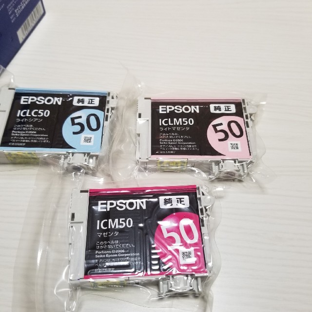 EPSON(エプソン)の専用　EPSON純正インク(未使用３色)おまけ２色 スマホ/家電/カメラのPC/タブレット(PC周辺機器)の商品写真