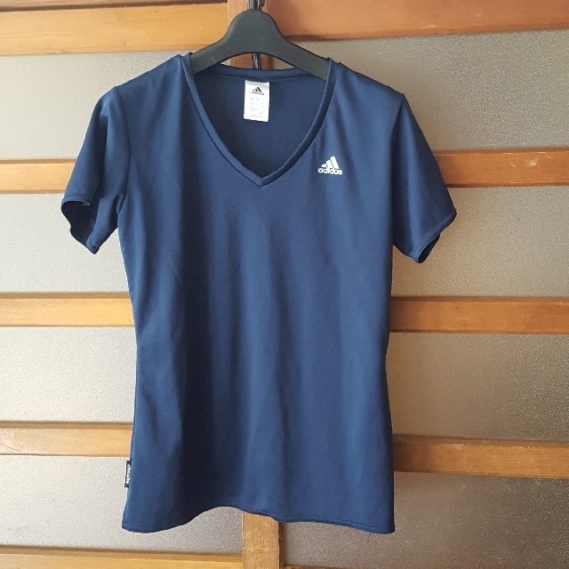 adidas(アディダス)のアディダス　紺　スポーツ用　Tシャツ　レディース スポーツ/アウトドアのランニング(ウェア)の商品写真