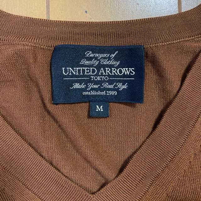UNITED ARROWS(ユナイテッドアローズ)の定価16800円ユナイテッドアローズトーキョーVネックニットゴールドブラウンM メンズのトップス(ニット/セーター)の商品写真