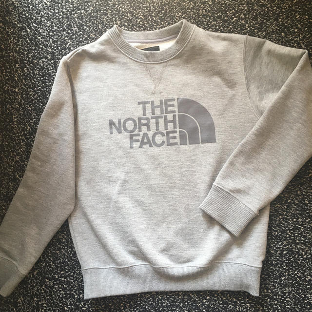 THE NORTH FACE(ザノースフェイス)のノースフェイス　140 グレー　トレーナー キッズ/ベビー/マタニティのキッズ服男の子用(90cm~)(Tシャツ/カットソー)の商品写真