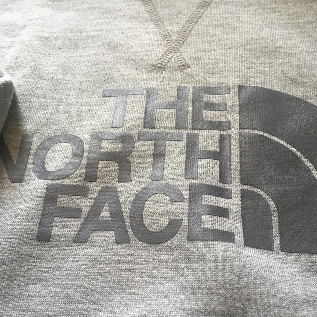 THE NORTH FACE(ザノースフェイス)のノースフェイス　140 グレー　トレーナー キッズ/ベビー/マタニティのキッズ服男の子用(90cm~)(Tシャツ/カットソー)の商品写真