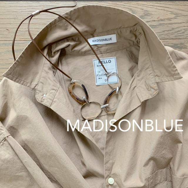 MADISONBLUE(マディソンブルー)のマディソンブルー＊定番シャツ＊ベージュ レディースのトップス(シャツ/ブラウス(長袖/七分))の商品写真