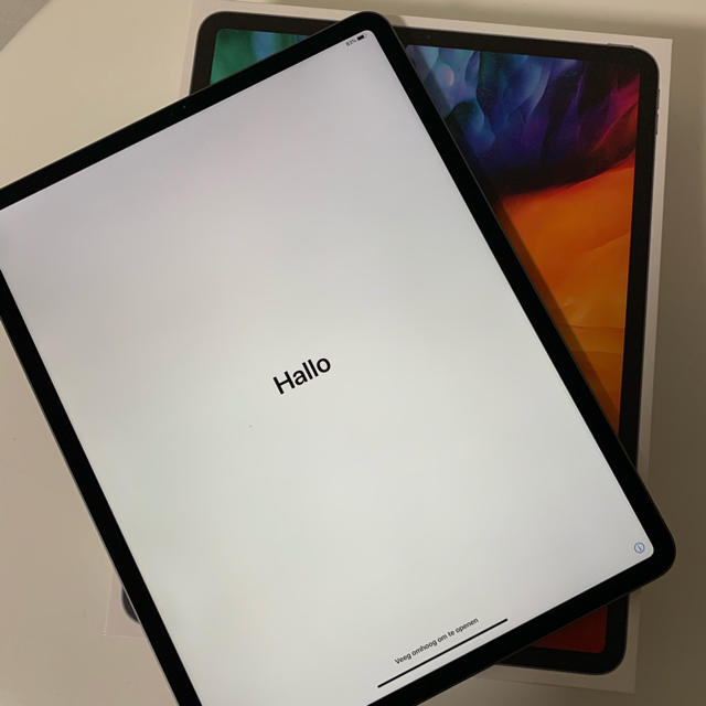 Apple(アップル)のiPad pro 12.9 第4世代128GB wifi（グレー）新品同様 スマホ/家電/カメラのPC/タブレット(タブレット)の商品写真