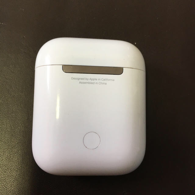 Apple(アップル)のAirPods 充電ケース　正規品 スマホ/家電/カメラのオーディオ機器(ヘッドフォン/イヤフォン)の商品写真