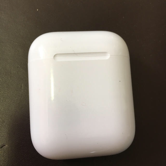 Apple(アップル)のAirPods 充電ケース　正規品 スマホ/家電/カメラのオーディオ機器(ヘッドフォン/イヤフォン)の商品写真