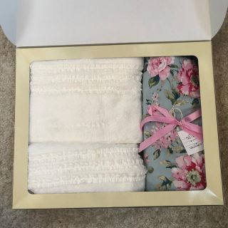 ローラアシュレイ(LAURA ASHLEY)の新品　LAURA ASHLEY タオルとエプロンセット(タオル/バス用品)