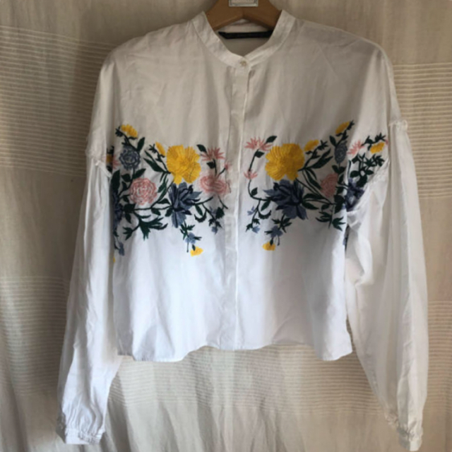 ZARA(ザラ)のZARA 花柄　ブラウス レディースのトップス(シャツ/ブラウス(長袖/七分))の商品写真