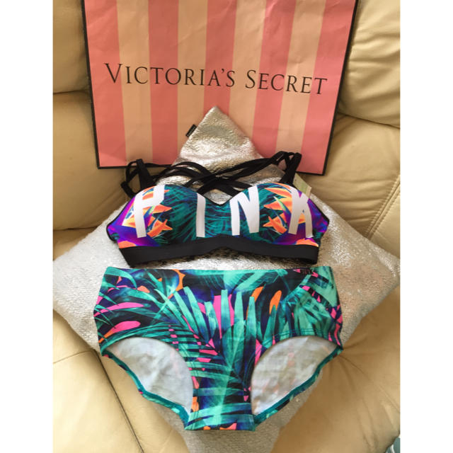 Victoria's Secret(ヴィクトリアズシークレット)の★VICTORIA'S  SECRET  PINK★ブラ♡ショーツセット★新品★ レディースの下着/アンダーウェア(ブラ&ショーツセット)の商品写真