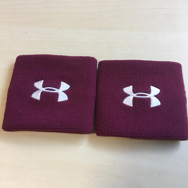 UNDER ARMOUR(アンダーアーマー)の【未使用品】アンダーアーマー　UAリストバンド(エンジ色) スポーツ/アウトドアのスポーツ/アウトドア その他(その他)の商品写真