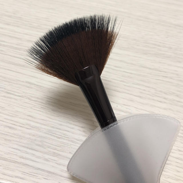 laura mercier(ローラメルシエ)のローラメルシエ ファンパウダーブラシ コスメ/美容のメイク道具/ケアグッズ(チーク/フェイスブラシ)の商品写真