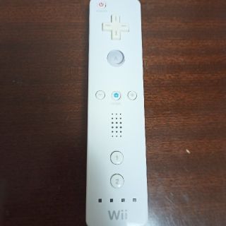 ウィー(Wii)のwiiリモコン ホワイト 1本 ストラップ付き(家庭用ゲーム機本体)