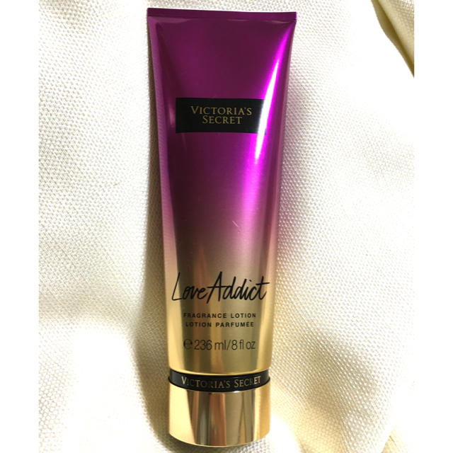 Victoria's Secret(ヴィクトリアズシークレット)の【新品・未使用】ヴィクトリアシークレット　ラブアディクト236ml フレグランス コスメ/美容のボディケア(ボディローション/ミルク)の商品写真