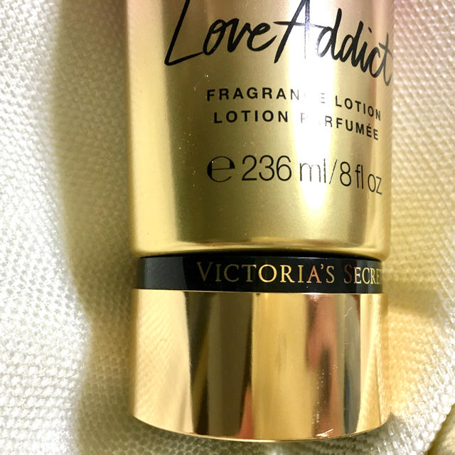 Victoria's Secret(ヴィクトリアズシークレット)の【新品・未使用】ヴィクトリアシークレット　ラブアディクト236ml フレグランス コスメ/美容のボディケア(ボディローション/ミルク)の商品写真