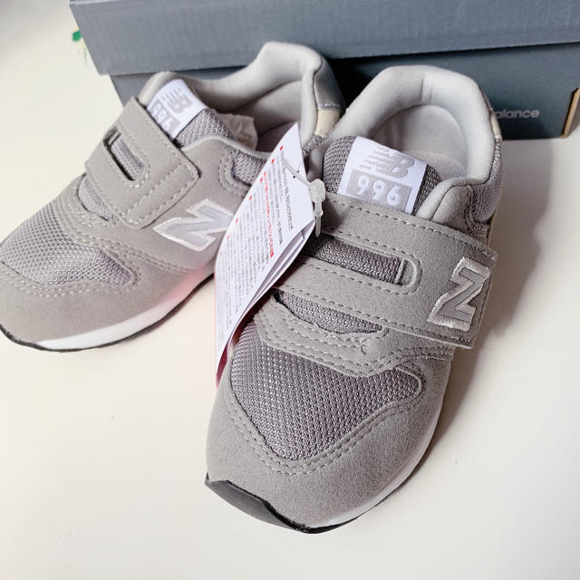 New Balance(ニューバランス)の15.5 新品 ニューバランス スニーカー 996 グレー キッズ キッズ/ベビー/マタニティのキッズ靴/シューズ(15cm~)(スニーカー)の商品写真