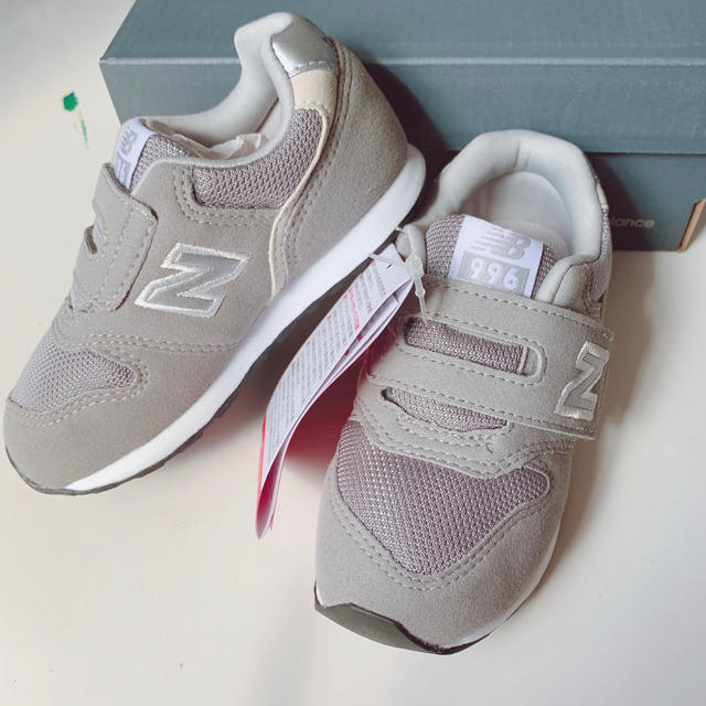 New Balance(ニューバランス)の15.5 新品 ニューバランス スニーカー 996 グレー キッズ キッズ/ベビー/マタニティのキッズ靴/シューズ(15cm~)(スニーカー)の商品写真