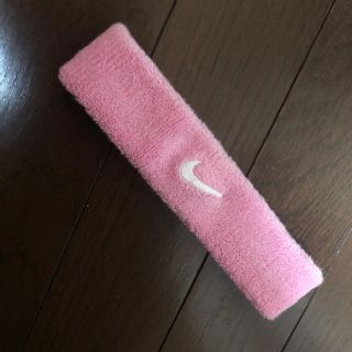 ナイキ(NIKE)のNIKI ヘアバンド　ピンク(ヘアバンド)