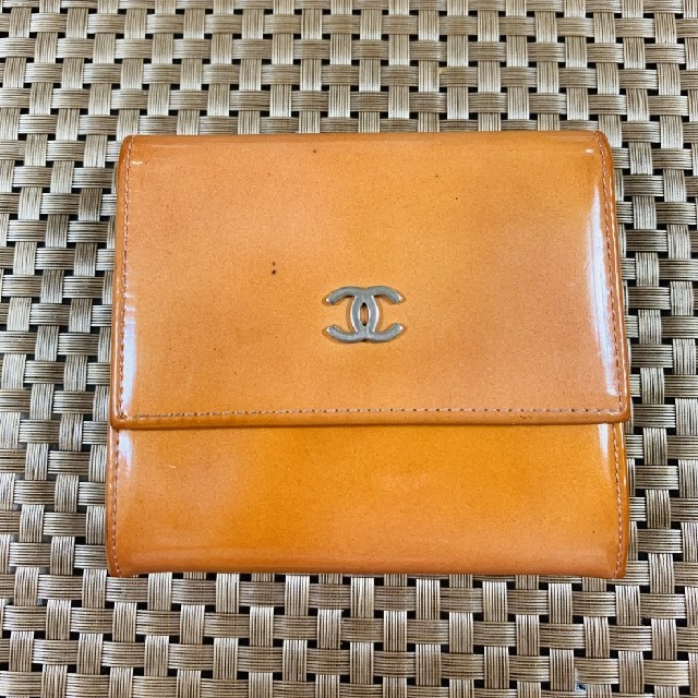 CHANEL(シャネル)の正規品 CHANEL シャネル エナメル 二つ折り財布 レディースのファッション小物(財布)の商品写真