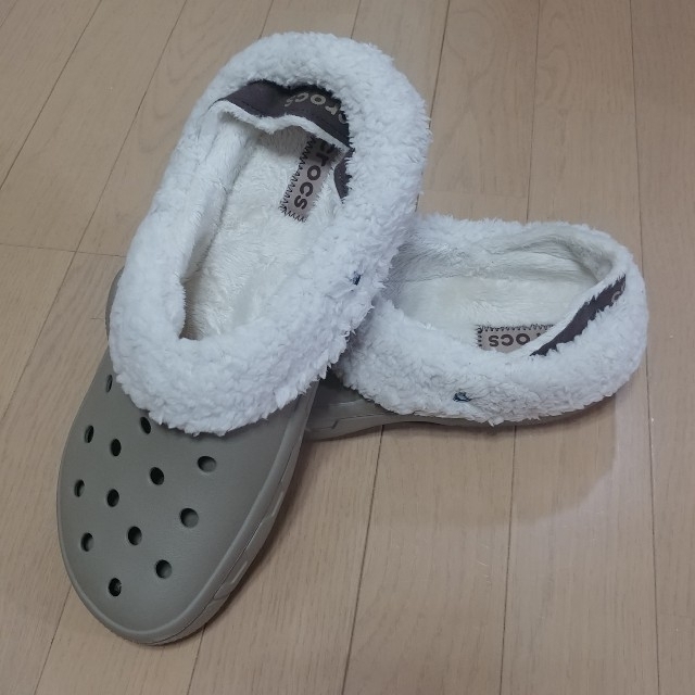 crocs(クロックス)の【新品・レア！！】crocs　クロックス　ボア　グレー　M１１　２９CM メンズの靴/シューズ(サンダル)の商品写真